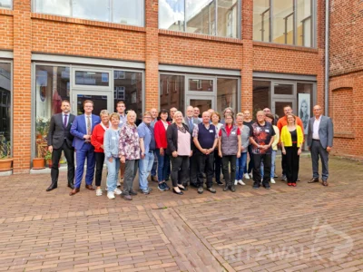 Vertreter einiger Pritzwalker Vereine nahmen am Montag im Museumscafé ihre Fördermittelbescheide entgegen. Foto: Stadt Pritzwalk (Bild vergr&ouml;&szlig;ern)