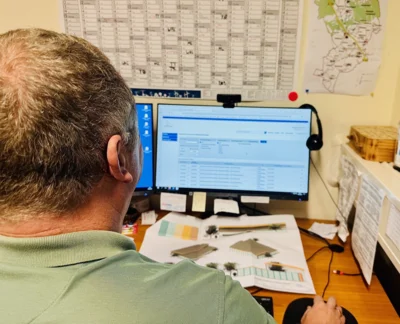 Bauamtsleiter Norman Gröer mit Blick auf die Ausschreibung des Amtes Temnitz, die auf dem Vergabemarktplatz Brandenburg veröffentlicht sind (Bild vergrößern)