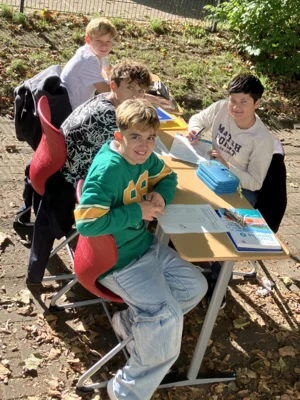 Deutschlernen in der Herbstsonne (Bild vergr&ouml;&szlig;ern)
