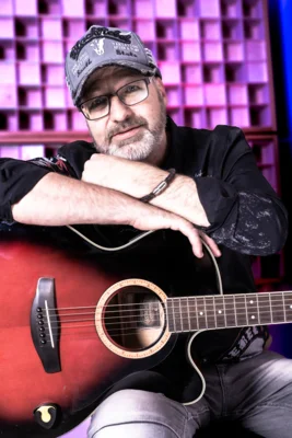 Musiker Andy Pink – hat den „Mandelbachtalsong“ geschrieben und eingespielt. Foto: Pia Pirrung