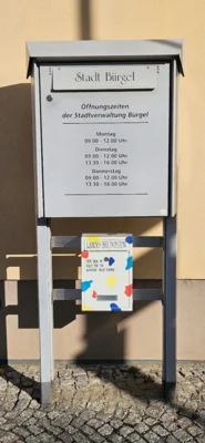 Wunschbriefkasten am Rathaus jetzt montiert – Kinder dürfen Wünsche einwerfen (Bild vergr&ouml;&szlig;ern)