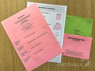 Das Merkblatt, den Stimmzettel und zwei Umschläge erhalten die Wählerinnen und Wähler, die die Briefwahlunterlagen beantragt haben. Foto: Stadt Pritzwalk (Bild vergr&ouml;&szlig;ern)