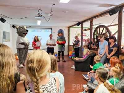 Die Übergabe der Urkunden für die erfolgreiche Teilnahme am Brandenburger Lesesommer fand innerhalb des Kinder-Familientages im Beisein von Bürgermeister Dr. Ronald Thiel und den Maskottchen Willy Wolf und Räuber Heine Klemens statt. Foto: Stadt Pritz-walk (Bild vergr&ouml;&szlig;ern)
