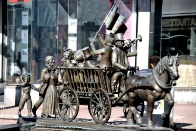 Der Homburger Freiheitsbrunnen mit einer Szene im Vorfeld des Hambacher Demokratiefestes von 1832 ist Ausgangspunkt der Stadtführung. Foto: Martin Baus