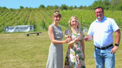 Gemeinsam mit Bürgermeister Andreas Nette und der Steigraer Weinprinzessin Laura Viktoria Philipp eröffnete Emma Meinhardt (Mitte) im Juni noch als Gebietsweinkönigin Saale-Unstrut das Querfurter Weinbergfest.