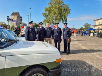 Wartburg und Lada zum Anfassen: Die Mitglieder der IG Transportpoli-zei und der Modellbahnfreunde starten mit Dr. Ronald Thiel in den Pritzwalker Blaulichttag mit Eisenbahnfest. Foto: Stadt Pritzwalk (Bild vergr&ouml;&szlig;ern)