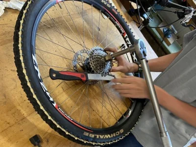 Technikunterricht an der Heinrich-Schickhardt-Gemeinschaftsschule Bad Boll mit echtem Antrieb: Das Fahrrad im Fokus. (Bild vergr&ouml;&szlig;ern)