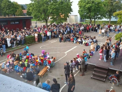 Knapp 100 neue "Schickhardts" aufgenommen - bunter, vom Musikverein begleiteter "Einschulungs-Umzug" an der Heinrich-Schickhardt-Gemeinschaftsschule Bad Boll (Bild vergr&ouml;&szlig;ern)