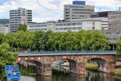 Bildunterzeile: Die Landeshauptstadt Saarbrücken ist Gastgeberin der Feierlichkeiten zum Tag der Deutschen Einheit 2025. Foto: planet_fox / Pixabay