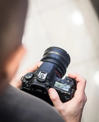 Symbolfoto: Fotografieren mit Spiegelreflex- und Systemkamera · Foto: jarmoluk / Pixabay