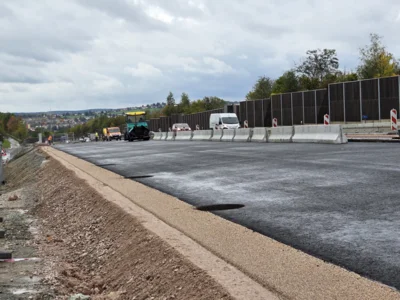Asphalteinbau – Richtung Muldenbrücke (Bild vergr&ouml;&szlig;ern)