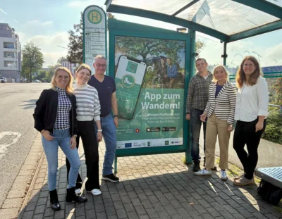Bildunterzeile (von links): Katrin Thieser (stellvertretende Geschäftsführerin, Saarpfalz-Touristik); Julia Serov (Saarpfalz-Touristik); Landrat Frank John (Landrat des Saarpfalz-Kreises); Maurice Eickhoff (Stabsstelle für Nachhaltige Entwicklung und Mobilität); Birgit Grauvogel (Geschäftsführerin, Tourismus Zentrale Saarland GmbH); Nina Burgey-Wack (Saarpfalz-Touristik) – freuen sich über die Werbekampagne. Foto: Anika Bäcker, Saarpfalz-Kreis.