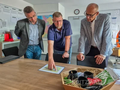Christian Satow (M.) erläutert Bürgermeister Dr. Ronald Thiel (r.) und René Georgius (l.) die Unternehmensstruktur. Fotos: Stadt Pritzwalk (Bild vergr&ouml;&szlig;ern)