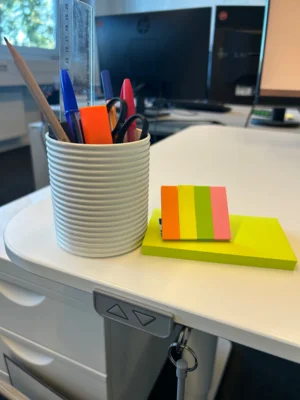 Höhenverstellbarer Schreibtisch und Arbeitsmaterialien (Bild vergr&ouml;&szlig;ern)