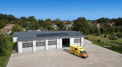 Außenaufnahme kombinierte Rettungs- und Feuerwache Wildberg, Foto: Sven Hegermann (Bild vergrößern)