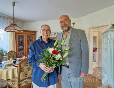 Der stellvertretende Bürgermeister Jan Waldmann gratulierte Ulrich Preuß zum 80. Geburtstag. Foto: Stadt Pritzwalk (Bild vergr&ouml;&szlig;ern)