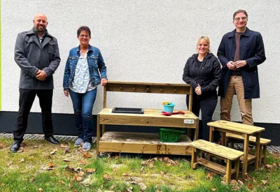 EAM unterstützt Kindergarten in Haunetal mit Matschtisch und Sitzgruppe (Bild vergr&ouml;&szlig;ern)