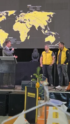 Thomas Kresse auf der Bühne während der Abendveranstaltung zur Eröffnungsfeier dr Betriebsstätte im Temnitzpark der Firma WAHLERs (Bild vergrößern)