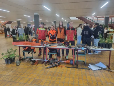 Forstwirt-Auszubildende präsentieren ihr Handwerk auf der Berufsmesse in Konradsdorf (Bild vergr&ouml;&szlig;ern)
