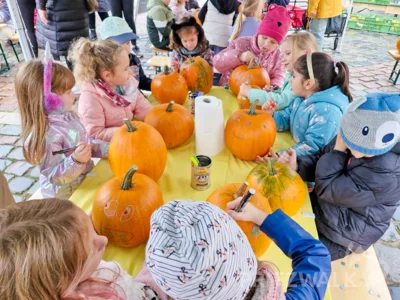 Die Kinder der Kita Tausendfüßler wurden beim PriMa-Treff Herbst- und Kürbismarkt kreativ. Foto: Stadt Pritzwalk (Bild vergr&ouml;&szlig;ern)