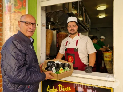 Bürgermeister Dr. Ronald Thiel gratulierte Nasrin Kocaoglu, dem Sohn von Inhaber Davut Kocaoglu, zum Geburtstag des Aydin Döner. Foto: Stadt Pritzwalk (Bild vergr&ouml;&szlig;ern)
