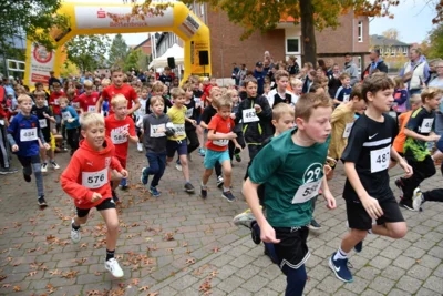 Start der Schüler über die 1,8 km lange Strecke. (Bild vergrößern)