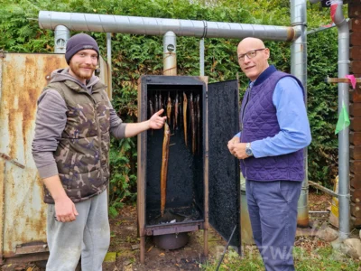 Bürgermeister Dr. Ronald Thiel gratulierte Daniel Rat zur Neueröffnung der Angelteiche Pritzwalk und sah sich auf dem Gelände um. Foto: Stadt Pritzwalk (Bild vergr&ouml;&szlig;ern)