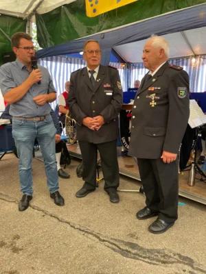 Völlig überrascht war Rudi Hofmann über die Auszeichnung, die ihm von Werner Groß ans Revers gesteckt wurde. Der Bühlertanner Bürgermeister Florian Fallenbüchel gratulierte Hofmann zur Verleihung des Goldenen Ehrenkreuzes. (Bild vergr&ouml;&szlig;ern)