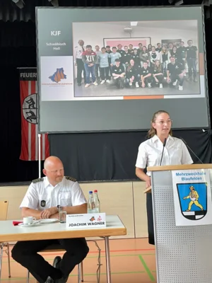 Lara Berger bei ihrem Rückblick der Kreisjugendfeuerwehr auf das Jahr 2024. (Bild vergr&ouml;&szlig;ern)