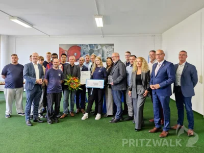 Das Zahnradwerk Pritzwalk wurde im Beisein von Geschäftsführung, Auszubildenden und weiteren Gästen von der IHK als TOP-Ausbildungsbetrieb ausgezeichnet. Foto: Stadt Pritzwalk (Bild vergr&ouml;&szlig;ern)