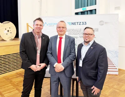 Amtsdirektor Thomas Kresse mit Delef Tabbert, Minister für Infrastruktur und Landesplanung und Philipp Schulz, Bürgermeister der Gemeinde Wusterhausen/Dosse (v.l.n.r.) bei der Auftaktveranstaltung "Multimodale Schiene Nordost" (Bild vergrößern)