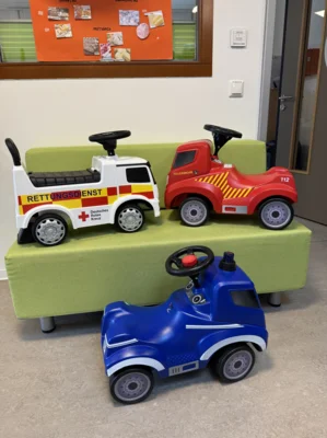 Übergebene Bobby Cars im Design von DRK, Feuerwehr und THW. (Bild vergr&ouml;&szlig;ern)
