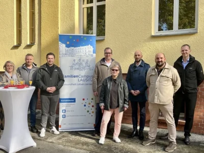 Auf Einladung von Campus-Geschäftsführer Tom Lehnert (3.v.r.) nahmen Vertreter des Landkreises, der ausführenden Baufirmen sowie Campus-Mitarbeiter am feierlichen Abschuss der Sanierungsarbeiten und der Neueröffnung teil. (Foto: FamilienCampus Lausitz) (Bild vergr&ouml;&szlig;ern)