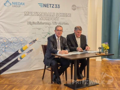 Bruno Reufels (l.) und Dr. Ralf Böhme unterzeichnen die Vereinbarung über die Zusammenarbeit im Bereich Telekommunikationsnetzinfrastruktur entlang des des DESAG-Schienennetzes. Foto: Stadt Pritzwalk (Bild vergr&ouml;&szlig;ern)
