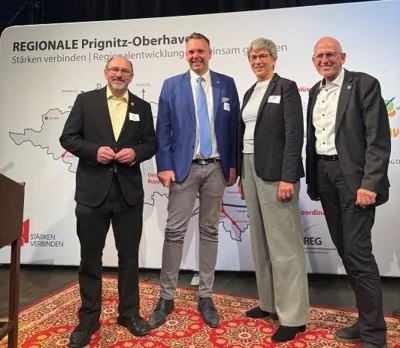 Dr. Philipp Wacker, Bürgermeister Stadt Wittstock/Dosse, Thomas Kresse, Amtsdirektor Amt Temnitz, Kathrin Schneider, Ministerin und Chefin der Staatskanzlei und Werner Nüse, Vize-Landrat (v.l.n.r.) (Bild vergrößern)