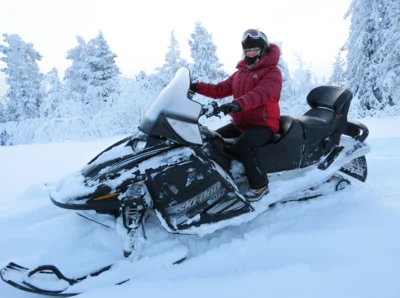 Tomte Parker und seine Familie waren in Lappland auch mit dem Schneemobil unterwegs. Foto: Privat (Bild vergr&ouml;&szlig;ern)