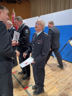 Foto zur Meldung: Landrat ehrt verdiente Feuerwehrfrauen und -männer