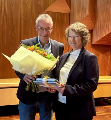 Zum Abschied Blumen vom Landrat Frank John für Birgit Rudolf. Foto: Anika Bäcker