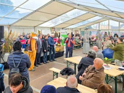 Der Knieper- und Regionalmarkt wird traditionell von Bürgermeister Dr. Ronald Thiel eröffnet, der auch Vorsitzender des Tourismusvereins Pritzwalk und Umgebung e.V. ist. Foto: Stadt Pritzwalk (Bild vergr&ouml;&szlig;ern)