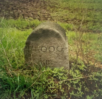 Meldung: Wer kann sich an einen Meilenstein in Köhra an der Kreuzung nach Lindhardt erinnern?