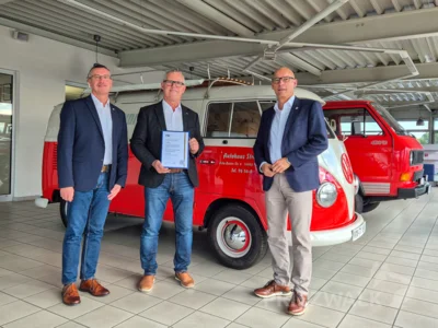 Oldtimer wie der VW Bulli sind die Leidenschaft von Frank Streese (M.): Seine Firma wurde jetzt 35 Jahre alt. Bürgermeister Dr. Ronald Thiel und René Georgius von der IHK gratulierten. Foto: Stadt Pritzwalk (Bild vergr&ouml;&szlig;ern)