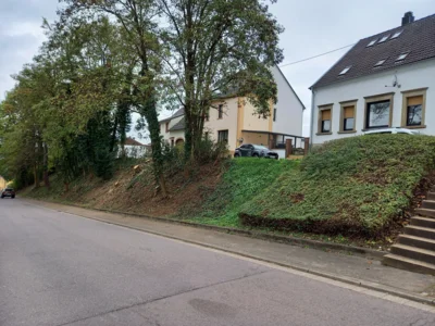 Pflegearbeiten in Ommersheim zwischen Oberwürzbacher Straße und Hochstraße. Foto: Gemeinde Mandelbachtal