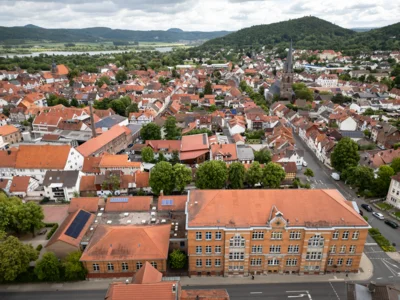 Alexander-von-Humboldtschule mit Photovoltaikanlage (Bild vergr&ouml;&szlig;ern)