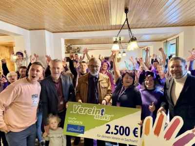 Silvio Zschage, Landrat Carsten Michaelis, Bürgermeister Stefan Feustel, Vereinsvorsitzende Kersten Kramer, Ortsvorsteherin Susann Frölich und Stephan Masch von der Dt. Fernsehlotterie freuten sich mit den Anwesenden über den Gewinn. © Stadtverwaltung (Bild vergr&ouml;&szlig;ern)