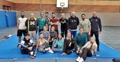 Die Teilnehmer und die Dozenten am Tag der Abschlussprüfung in Oberhausen (Bild vergr&ouml;&szlig;ern)