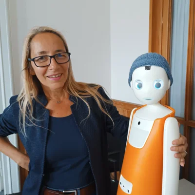 Technik im @lter-Expertin Mirijam Holzhauer mit dem Sozialroboter Navel (Bild vergr&ouml;&szlig;ern)