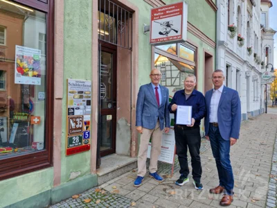 Zum Geschäftsjubiläum bekam Axel Hammermeister (M.) Besuch von Bürgermeister Dr. Ronald Thiel und René Georgius, Leiter des Regional-Centers der IHK Potsdam (r.). Foto: Stadt Pritzwalk (Bild vergr&ouml;&szlig;ern)