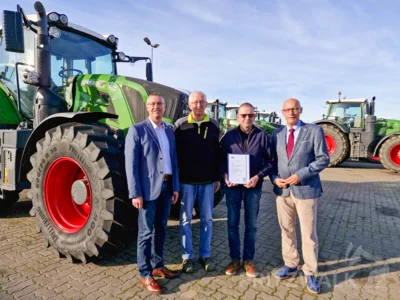 Zum 30-jährigen Bestehen der Landtechnikhandel Meinicke GmbH gratulierten den Geschäftsführern Hans-Jörg (2.v.l) und Karsten Meinicke (2.v.r.) der Leiter des RegionalCenters der IHK Potsdam, René Georgius (l.) und Bürgermeister Dr. Ronald Thiel. Foto: Stadt Pritzwalk (Bild vergr&ouml;&szlig;ern)