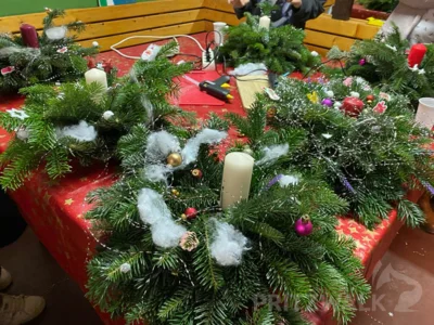 Gut 90 Gestecke entstanden im vergangenen Jahr beim Adventsbasteln. Foto: Stadt Pritzwalk (Bild vergr&ouml;&szlig;ern)