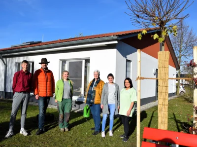 Gemeinde spendet Baum an Wohnpark St. Klara (Bild vergr&ouml;&szlig;ern)